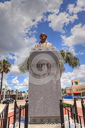 Controversial Robert E. Lee monument in downtown Fort Myers Editorial Stock Photo